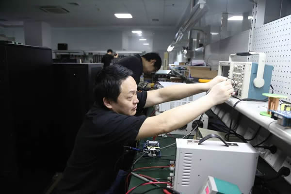 潘世高先生(前一)工作场景