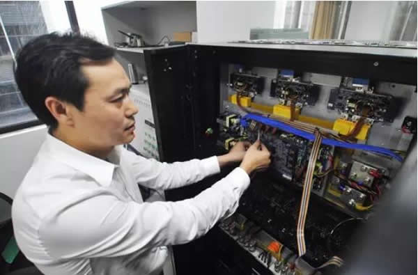 罗蜂先生工作场景